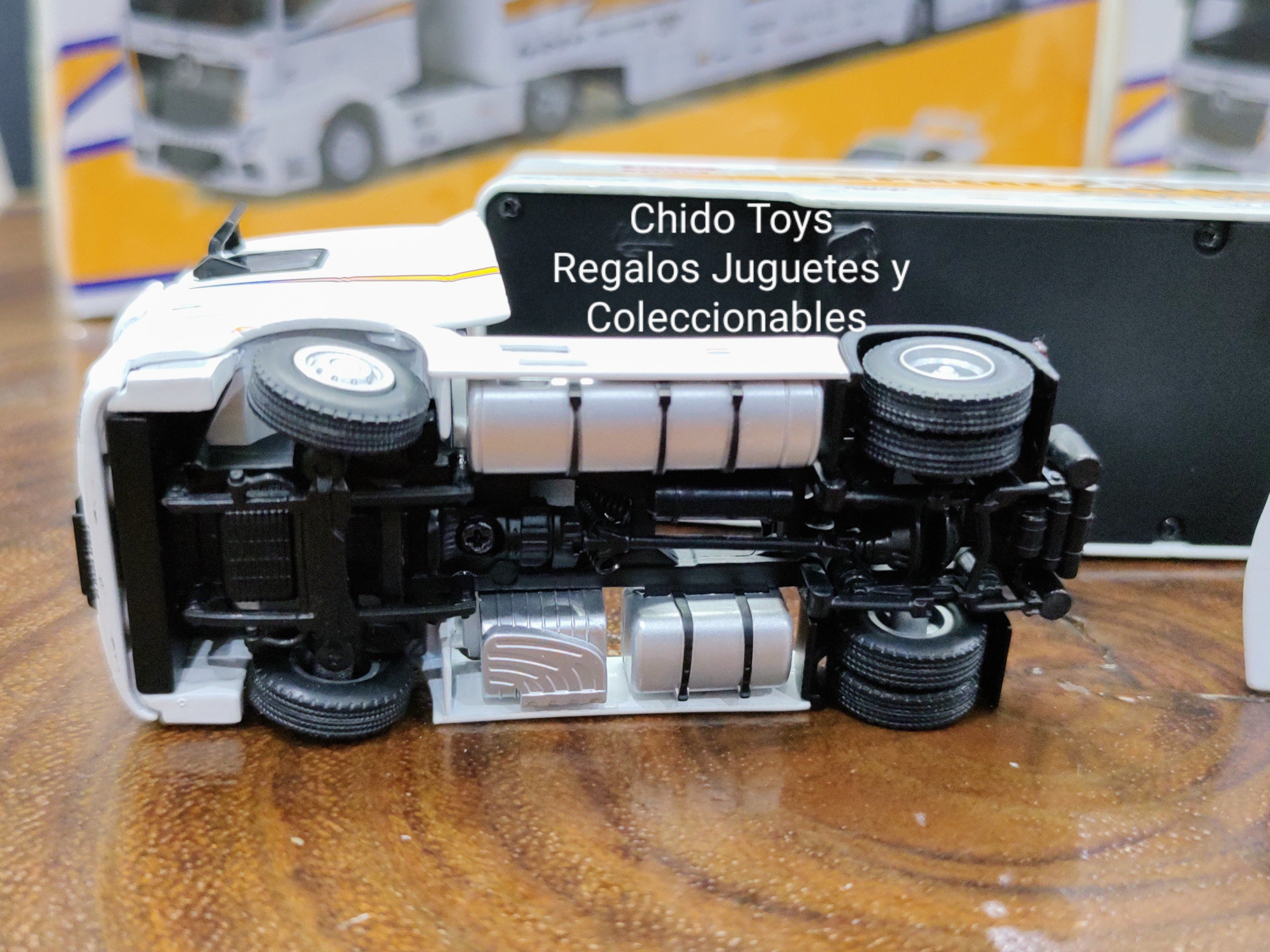 Trailer a escala marca MINI GT LB Racing Transporte Mercedes Benz Actros Con Nissan S15 Silvia - Chido Toys