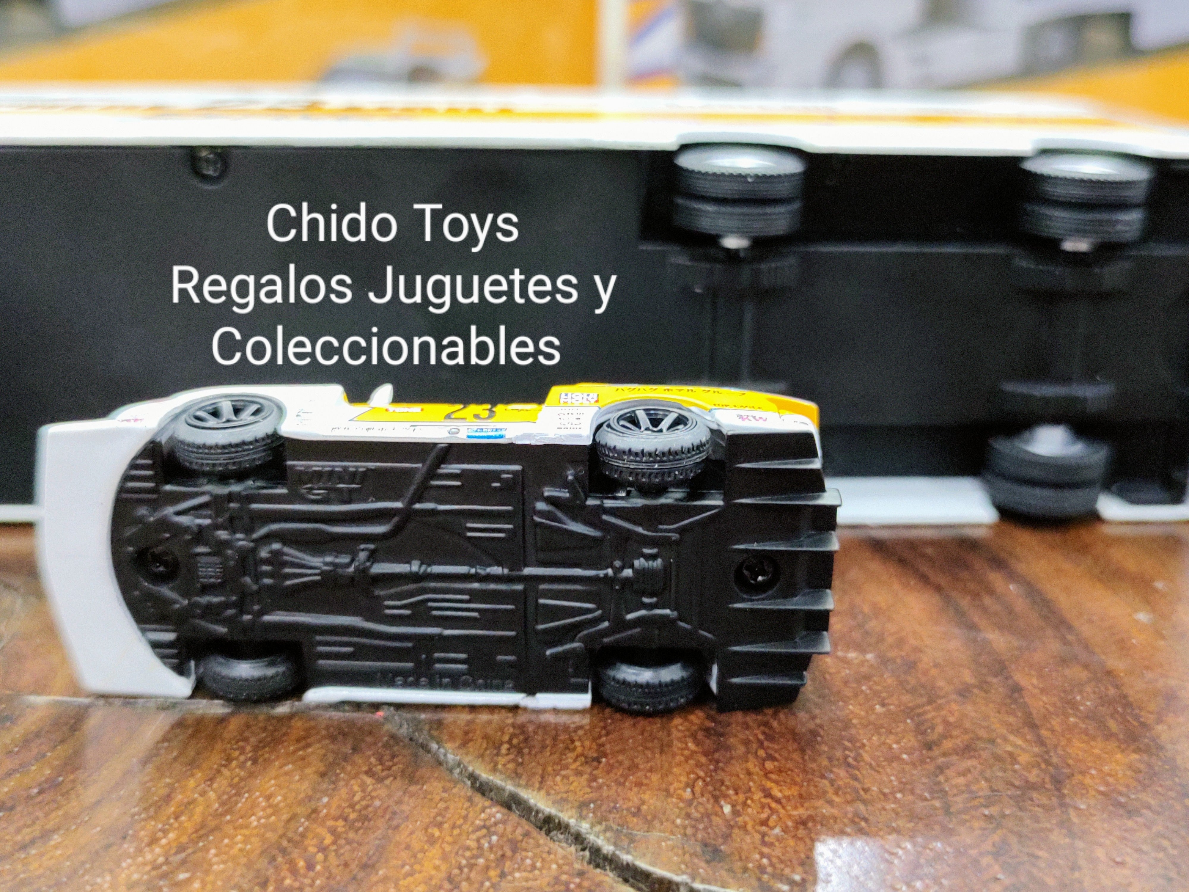 Trailer a escala marca MINI GT LB Racing Transporte Mercedes Benz Actros Con Nissan S15 Silvia - Chido Toys
