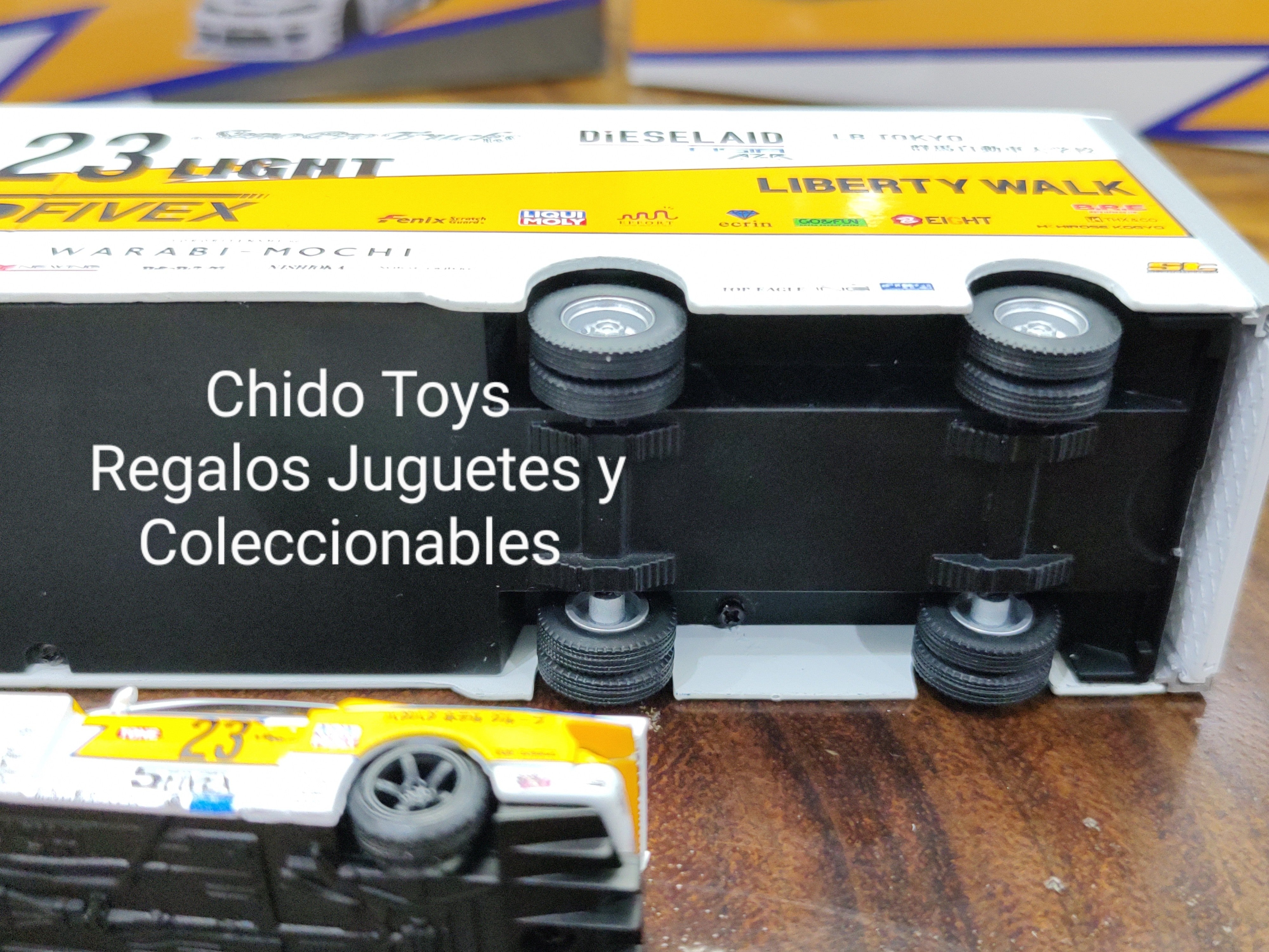 Trailer a escala marca MINI GT LB Racing Transporte Mercedes Benz Actros Con Nissan S15 Silvia - Chido Toys