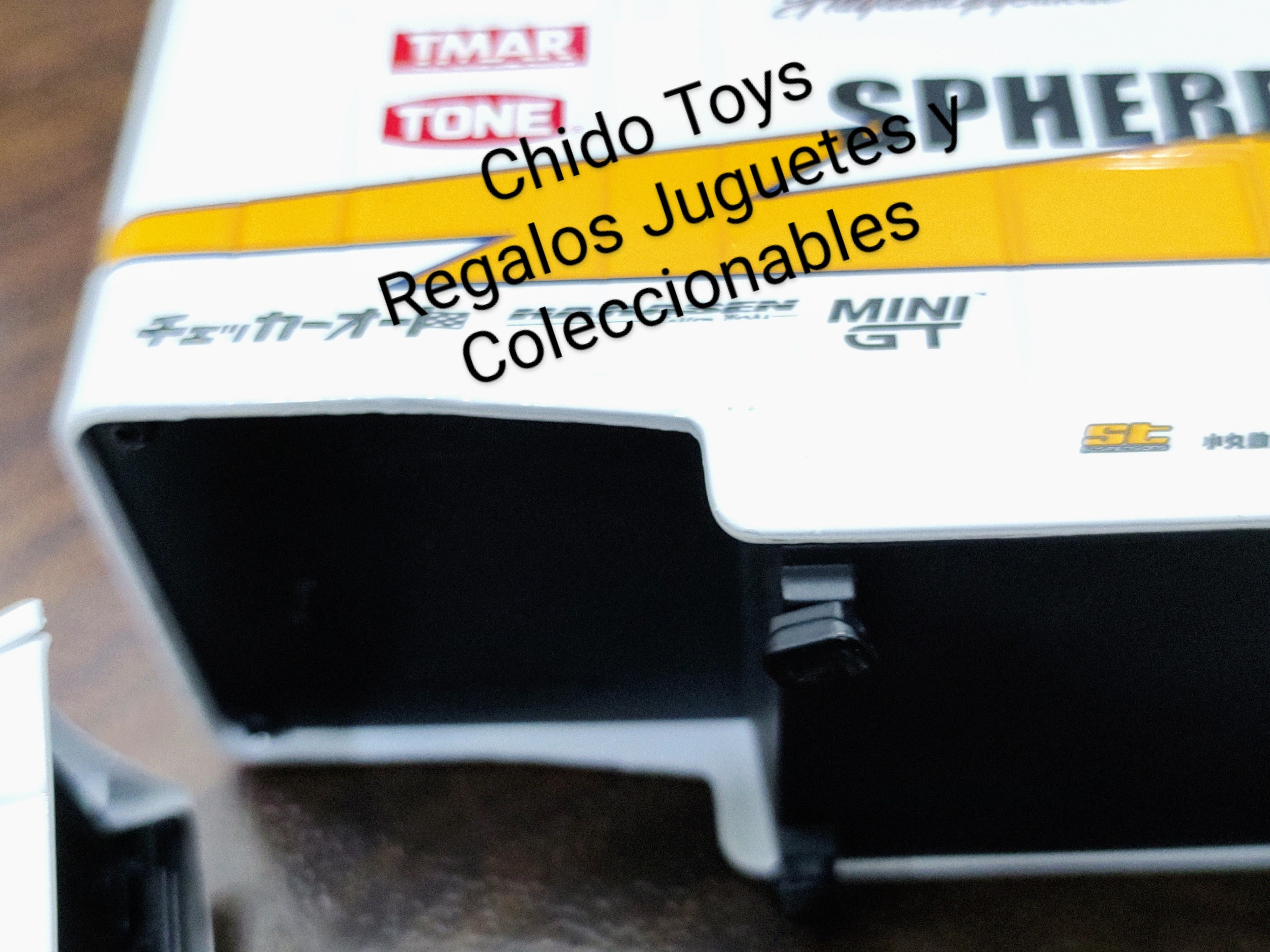 Trailer a escala marca MINI GT LB Racing Transporte Mercedes Benz Actros Con Nissan S15 Silvia - Chido Toys