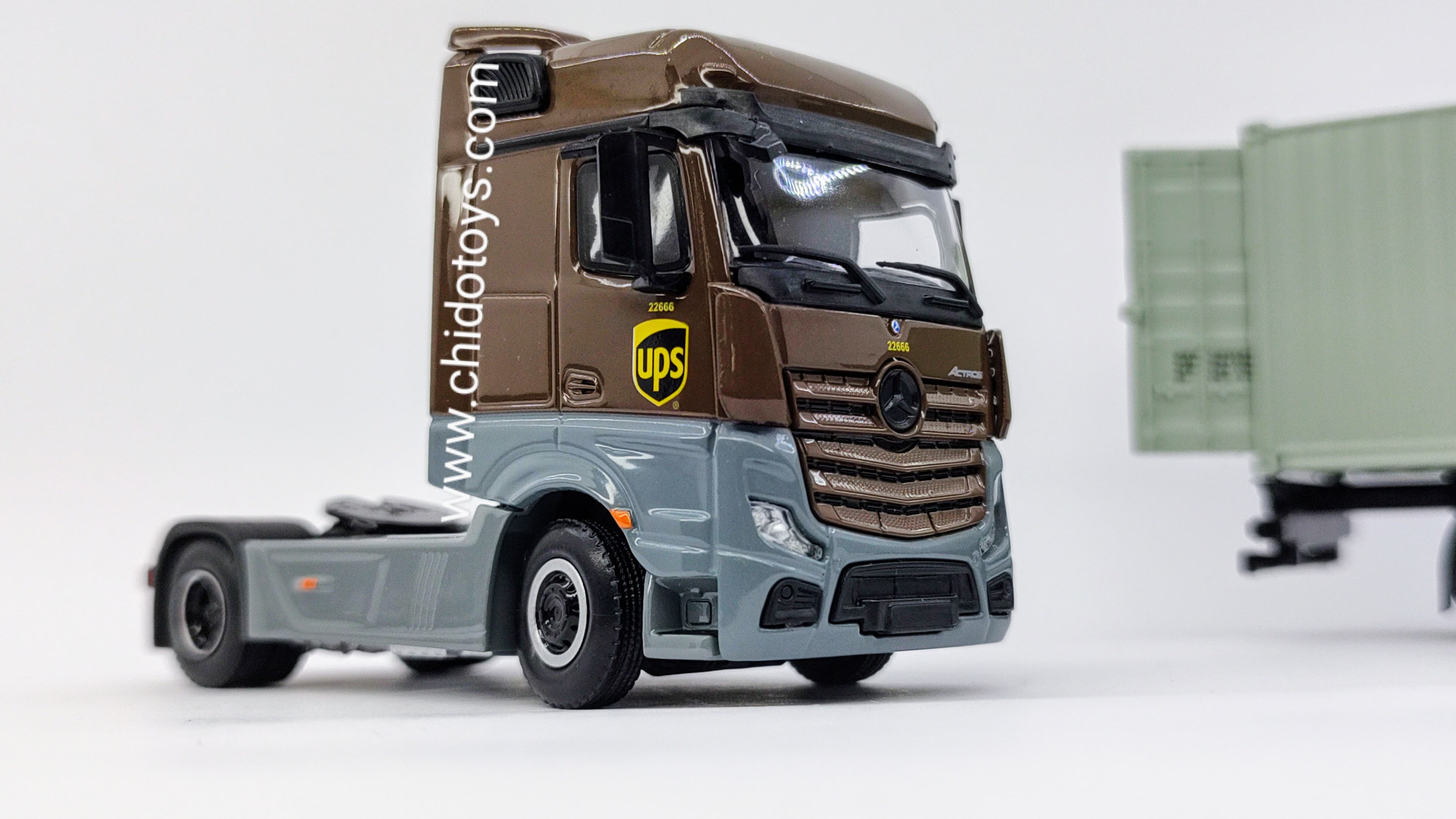 Tráiler a escala marca Mini GT, Modelo Mercedes Benz Actros W40 UPS - Chido Toys