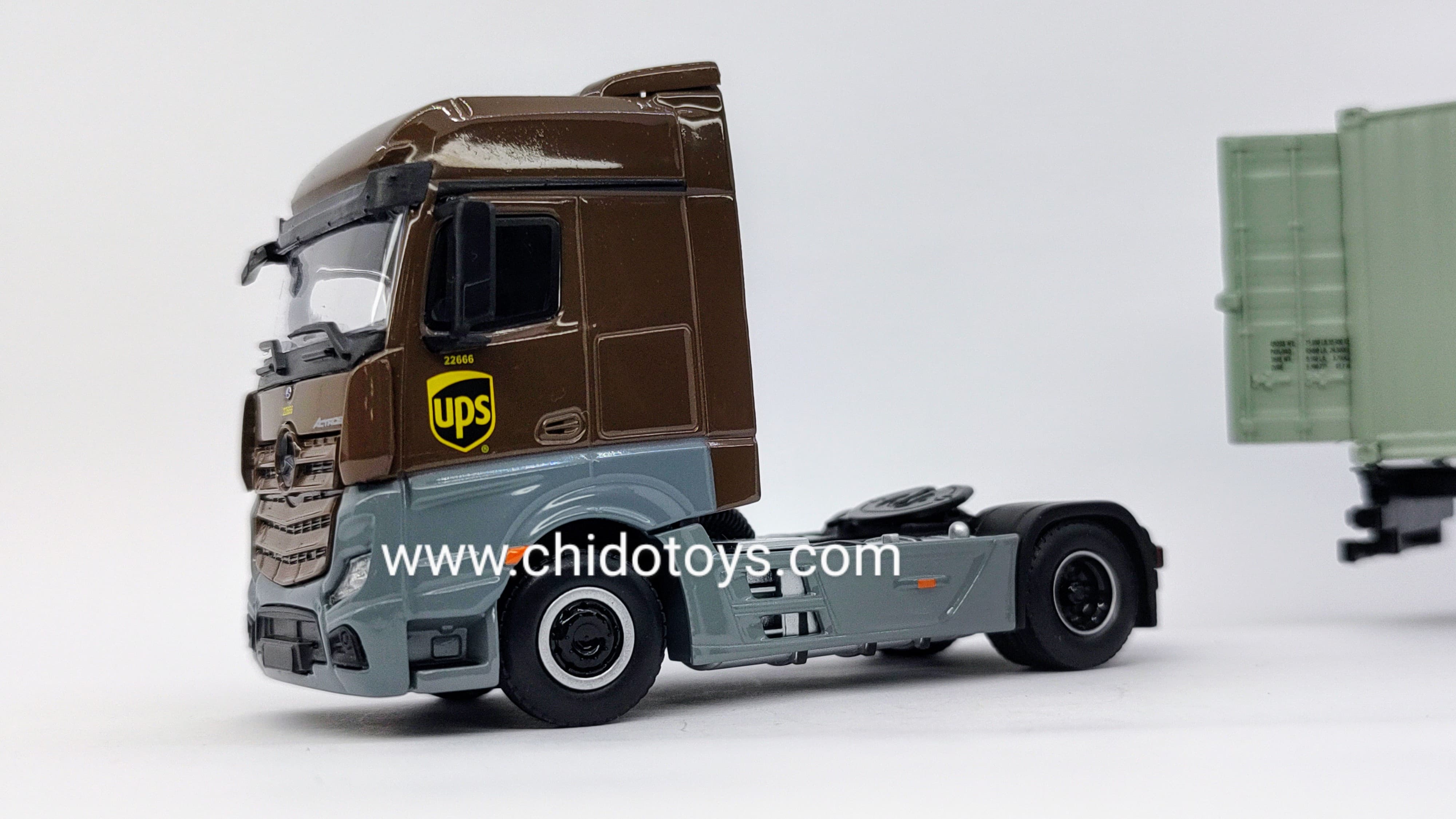 Tráiler a escala marca Mini GT, Modelo Mercedes Benz Actros W40 UPS - Chido Toys