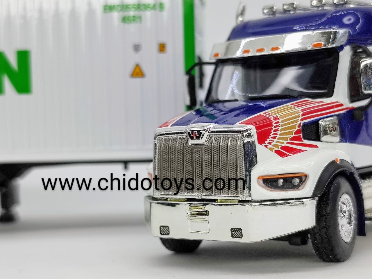Trailer a escala marca Mini GT, Modelo Western Star 49X con contenedor refrigerado de 40′ Modelo "EVERGREEN" - Chido Toys