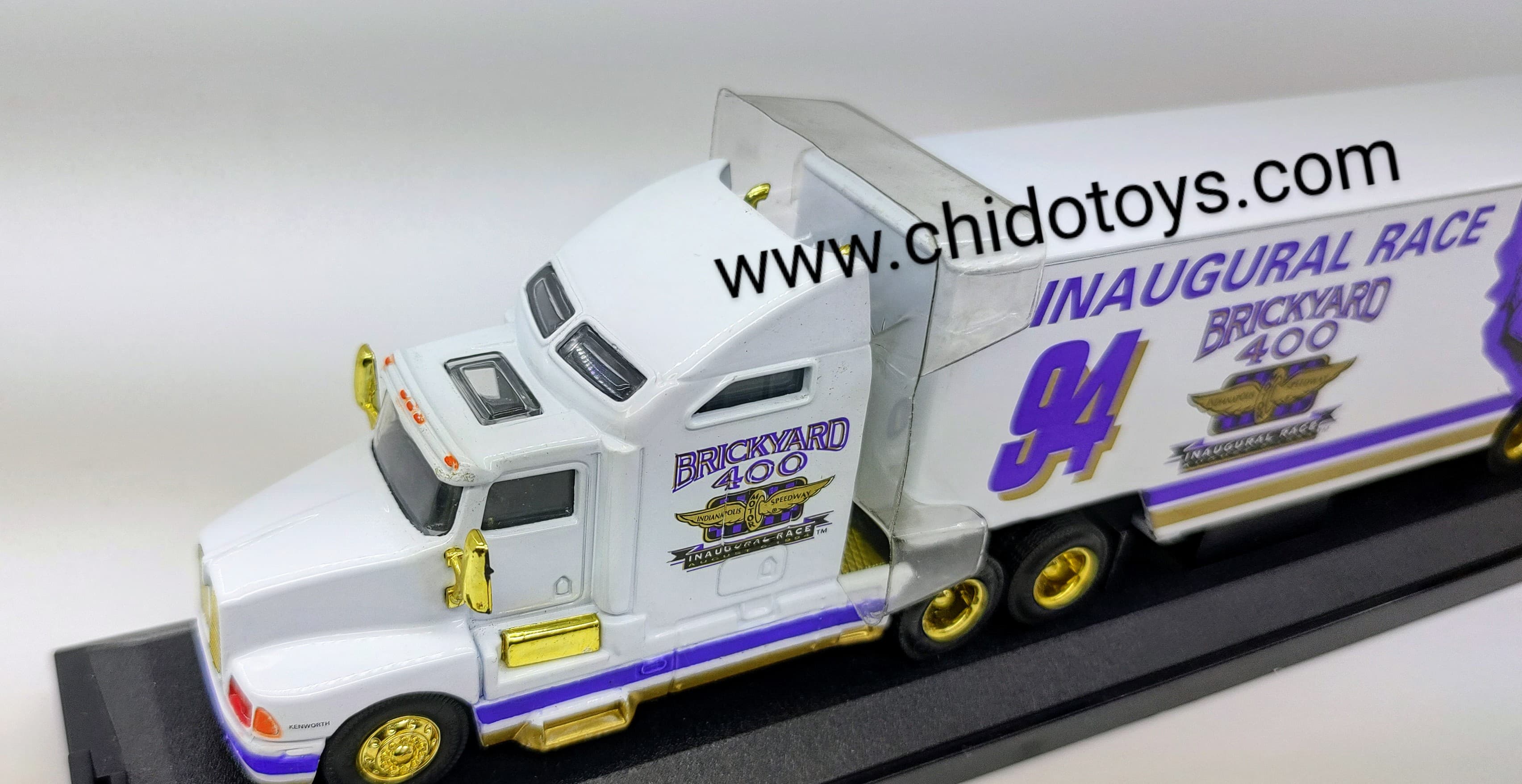 Trailer a escala marca Racing Champions, modelo Kenworth T600 aerocab 1994 conmemorativo de la carrera inaugural "Brickyard 400" - Chido Toys