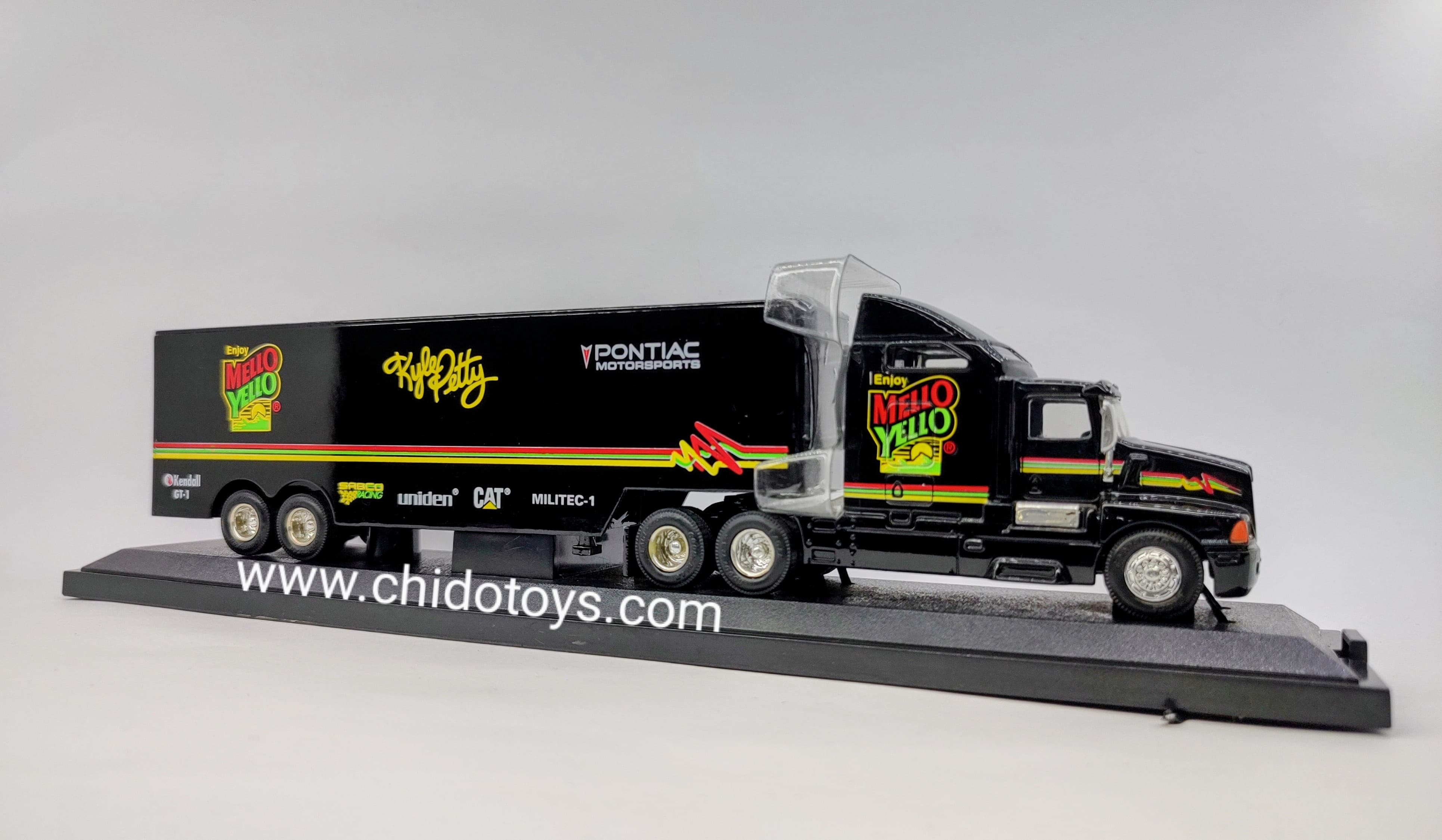 Trailer a escala marca Racing Champions, modelo Kenworth T600 aerocab transportador NASCAR MELLO YELLO KYLE PETTY - Chido Toys