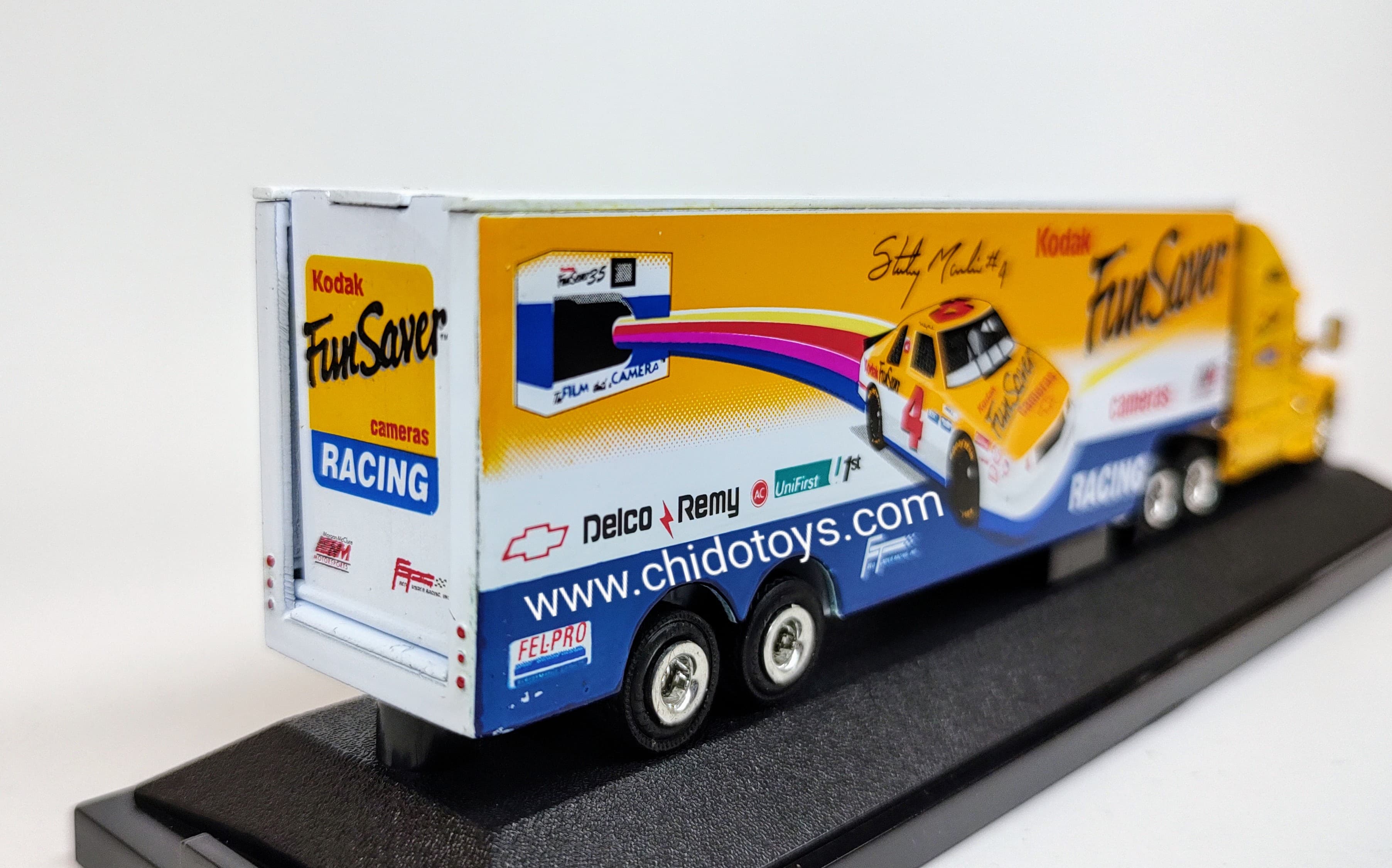 Trailer a escala marca Racing Champions, Modelo T600 Aerocab,Kodak - Chido Toys