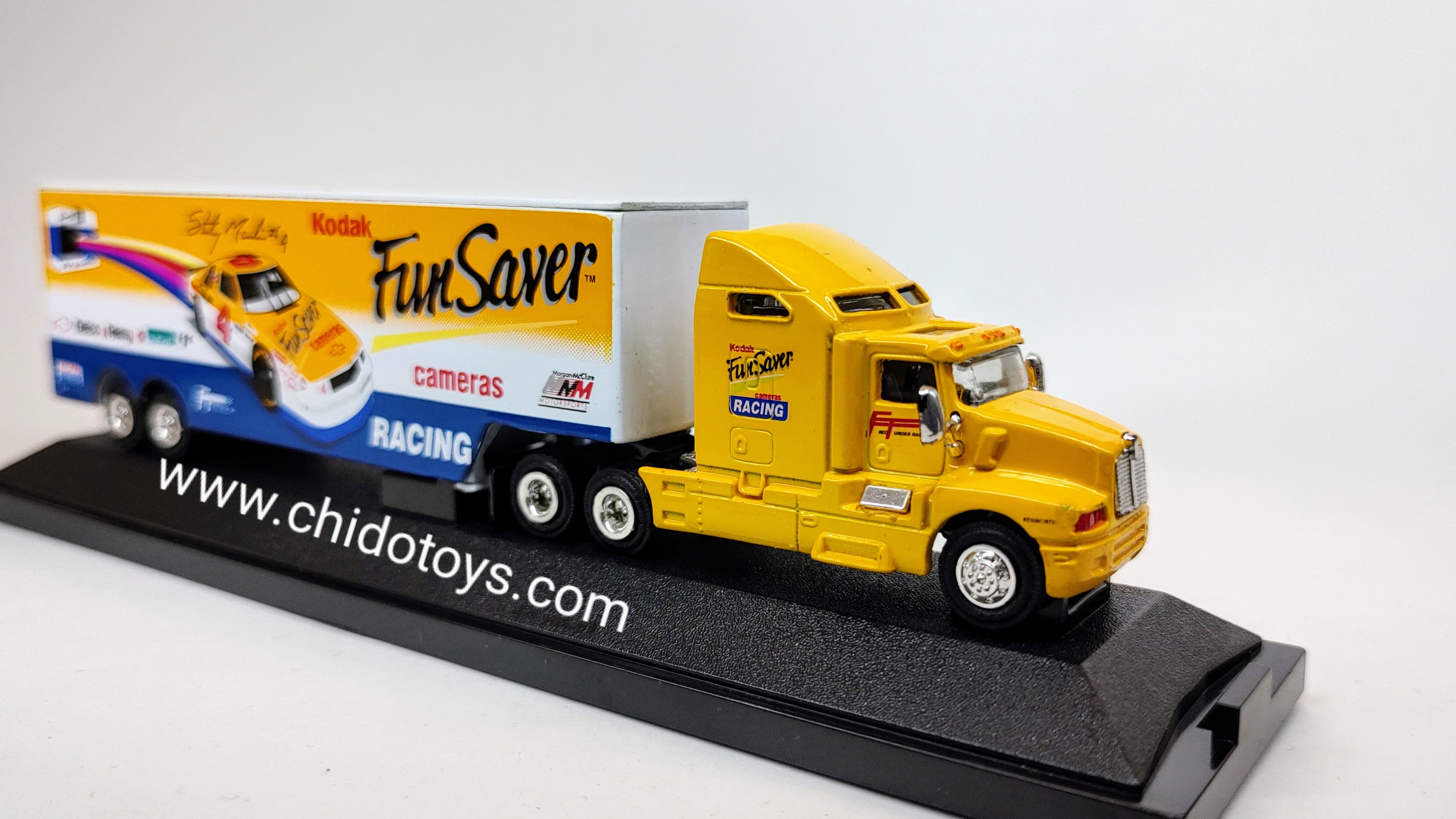 Trailer a escala marca Racing Champions, Modelo T600 Aerocab,Kodak - Chido Toys