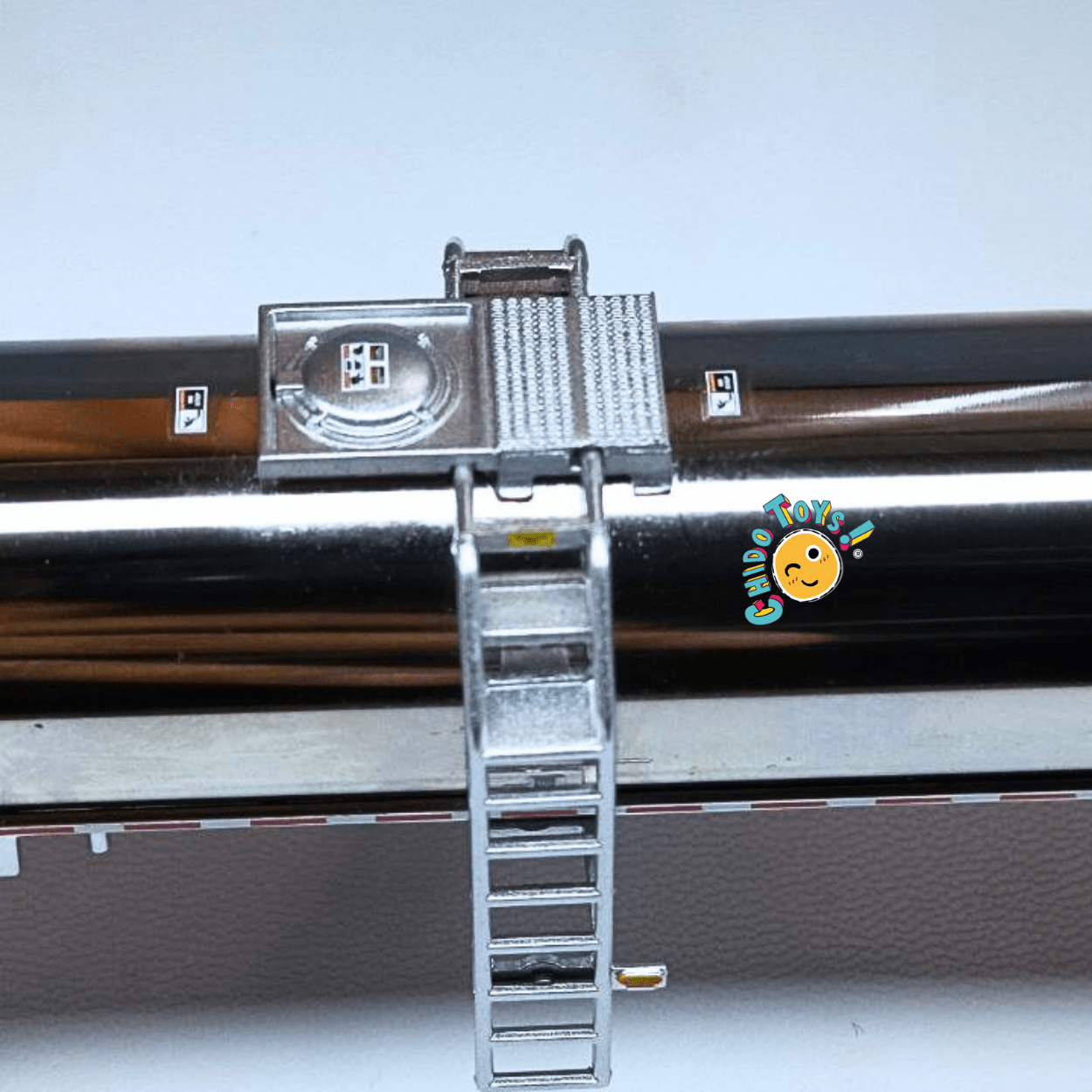 Tráiler Kenworth W990 con Pipa Cromada 1:64 Iconic Replicas – Modelo Diecast de Colección - Chido Toys