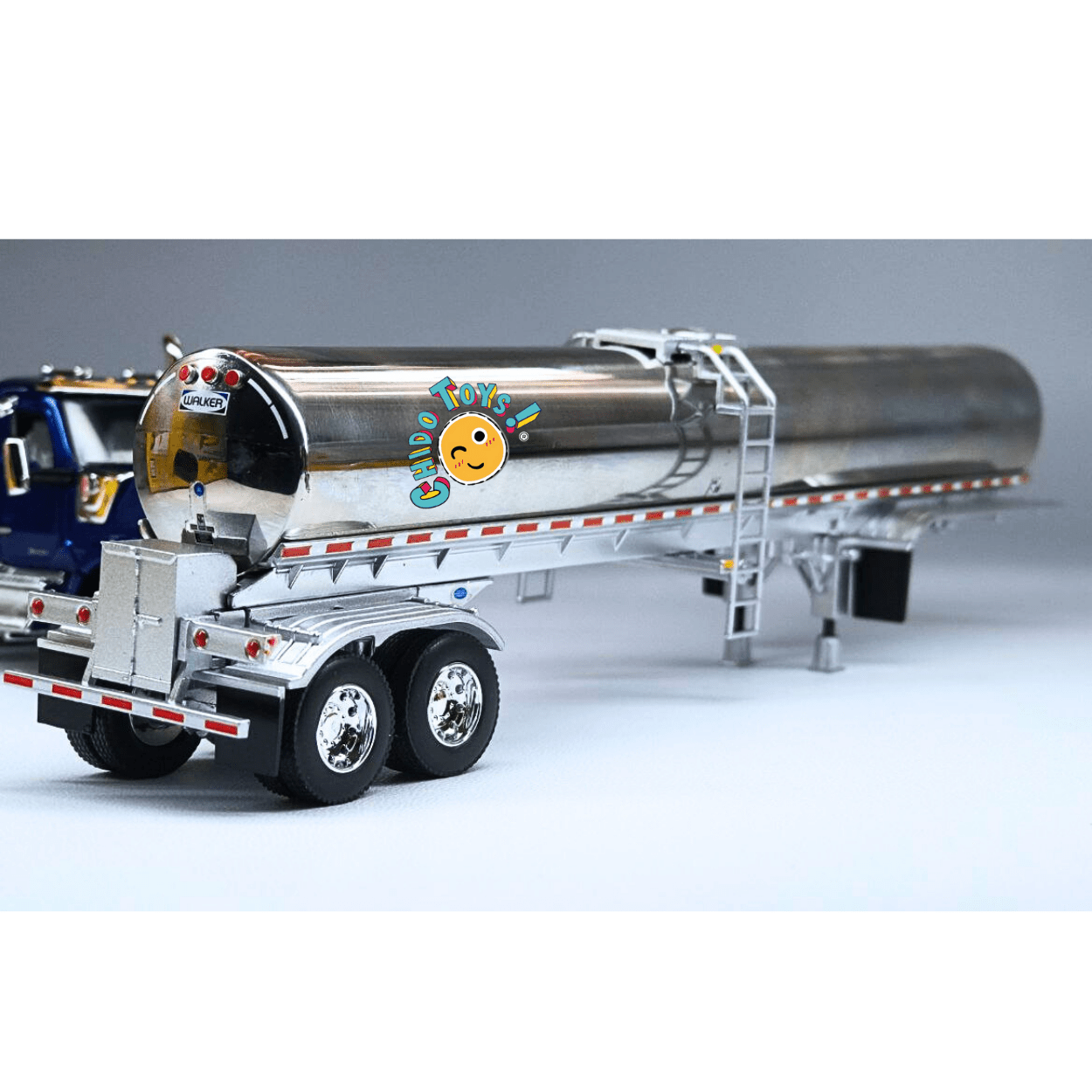 Tráiler Kenworth W990 con Pipa Cromada 1:64 Iconic Replicas – Modelo Diecast de Colección - Chido Toys