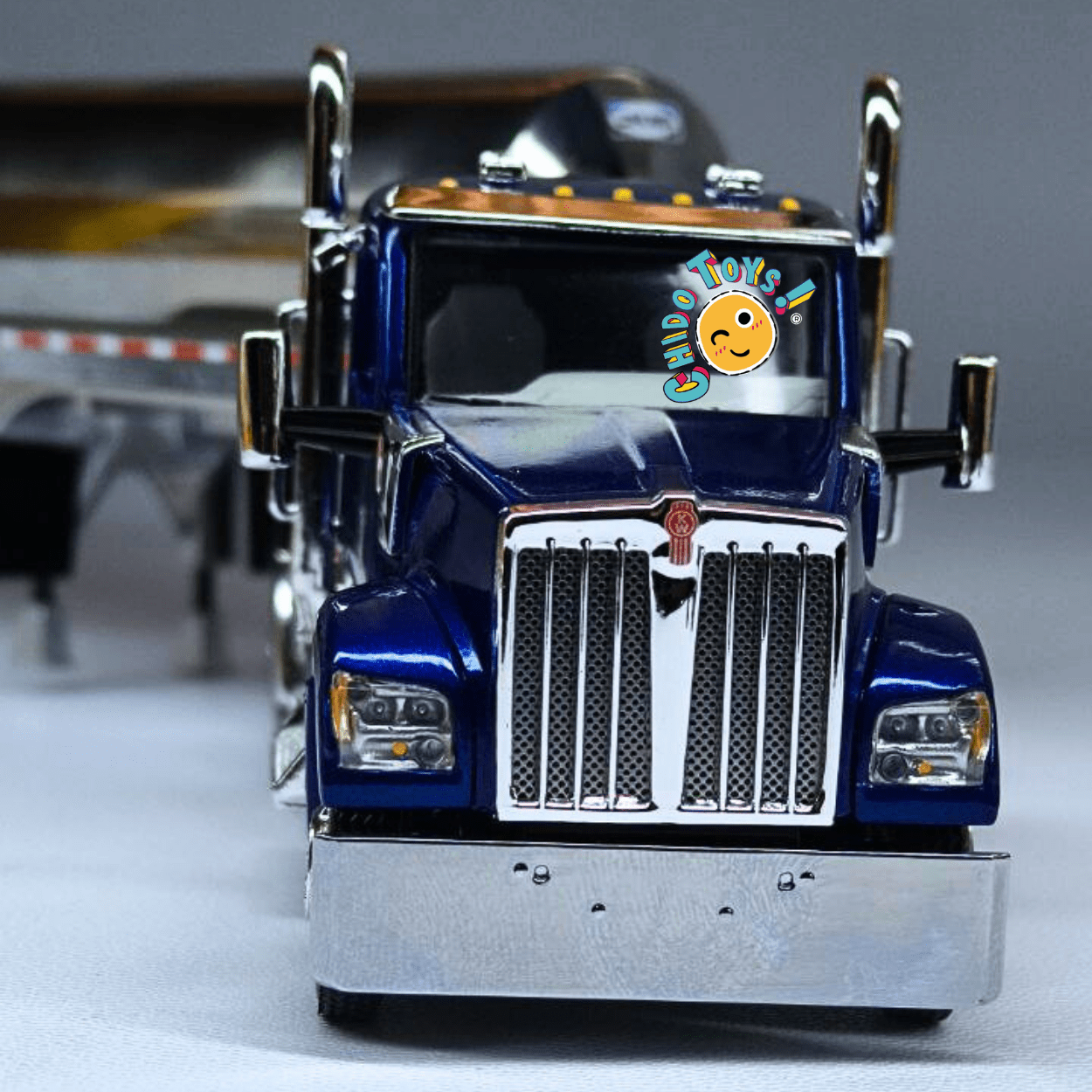 Tráiler Kenworth W990 con Pipa Cromada 1:64 Iconic Replicas – Modelo Diecast de Colección - Chido Toys