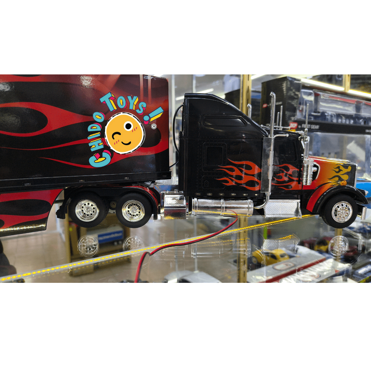 Tráiler RC Gigante 1:26 con luz y sonido – llantas de goma y batería recargable USB - Chido Toys