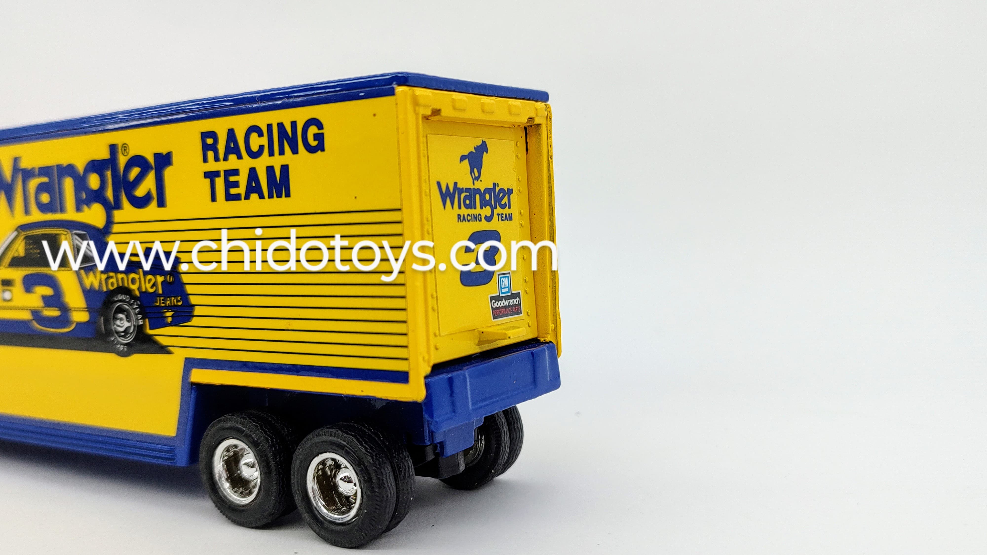 Tráler a escala marca ERTL, Modelo Wrangler Racing Team - Chido Toys