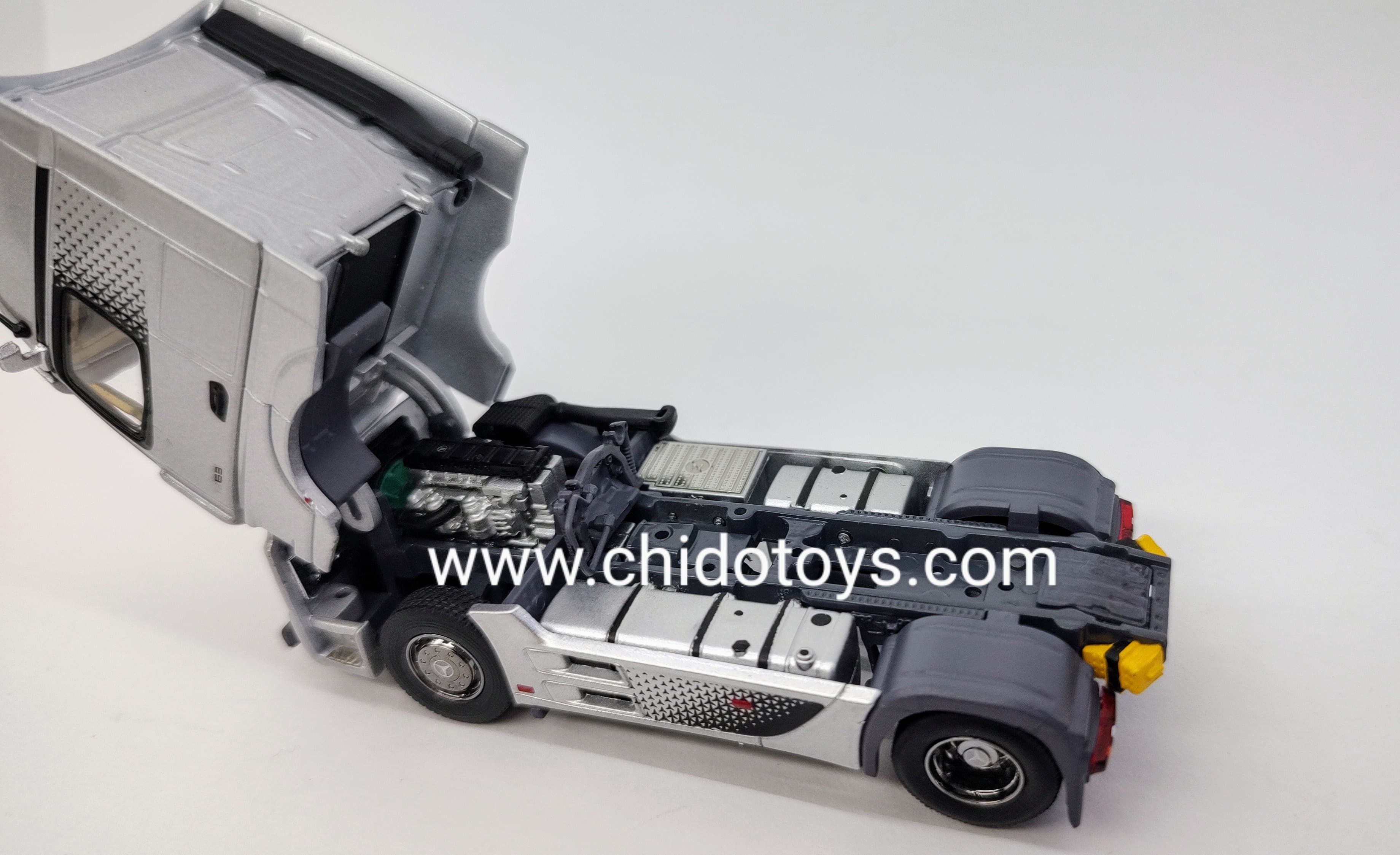 Transportador (Nodriza) a escala marca GCD, Modelo Mercedes - Benz Actros - Chido Toys