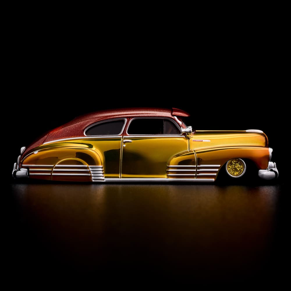 Hot Wheels RLC 1948 Chevrolet Fleetline 1:64 Spectraflame Gold con suspensión ajustable