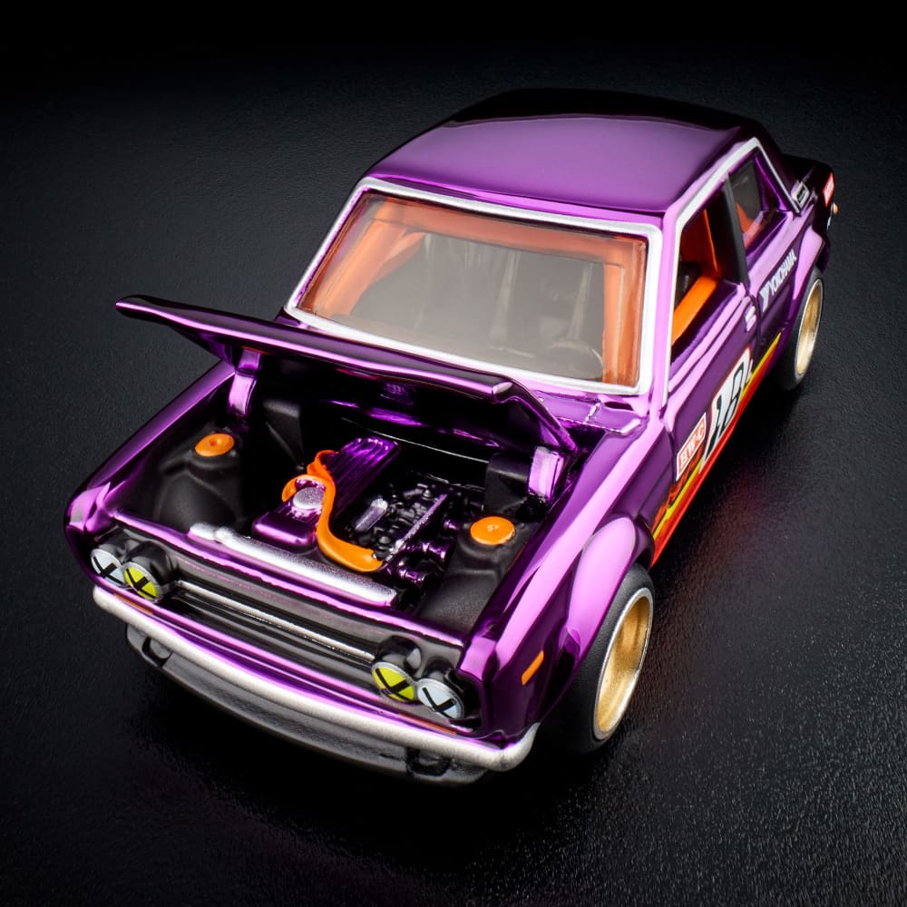 Hot Wheels RLC ’71 Datsun 510 1:64 Spectraflame Purple con cofre abatible