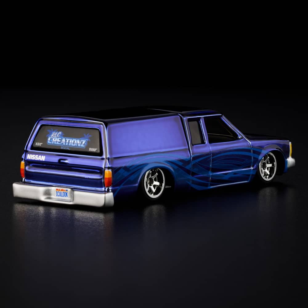 Hot Wheels RLC 1986 Nissan 720 King Cab 1:64 Spectraflame Steel Blue con caja articulada
