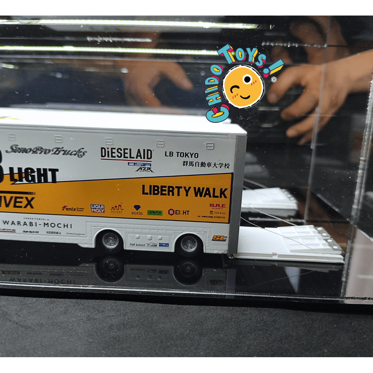 Vitrina Acrílica con Iluminación LED para Tráilers Escala 1/64 – Fabricación Mexicana - Chido Toys