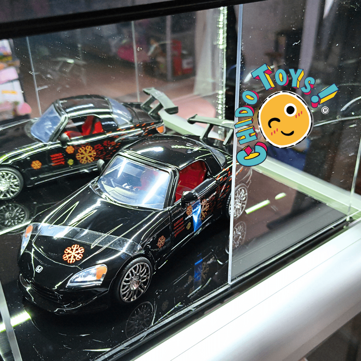 Vitrina acrílica con LED para escalas hasta 1:24 – espejo trasero, negro piano – Hecha en México - Chido Toys