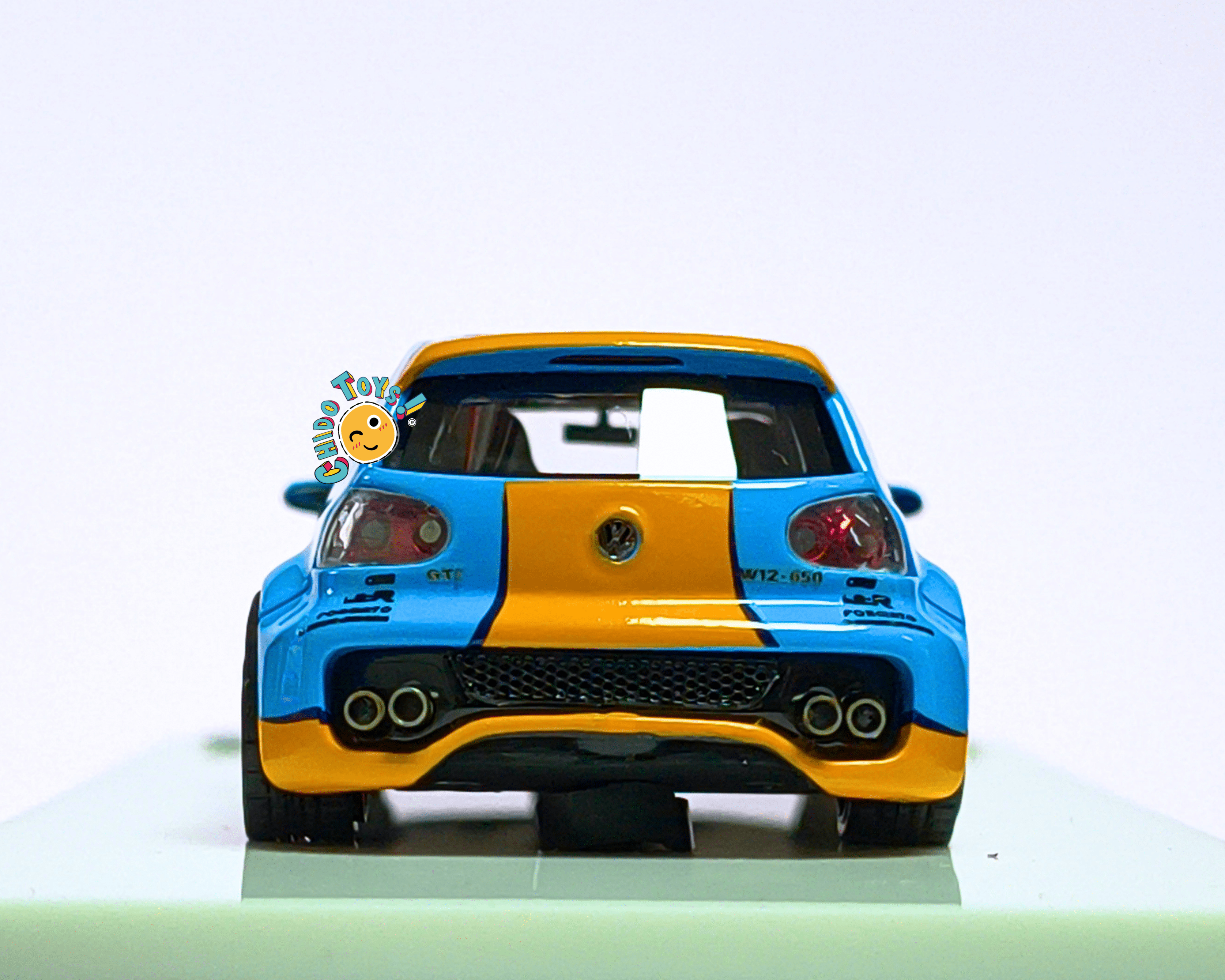 Volkswagen Golf GTI Gulf Racing 1:64 con Capelo Acrílico y Llantas de Goma - Chido Toys