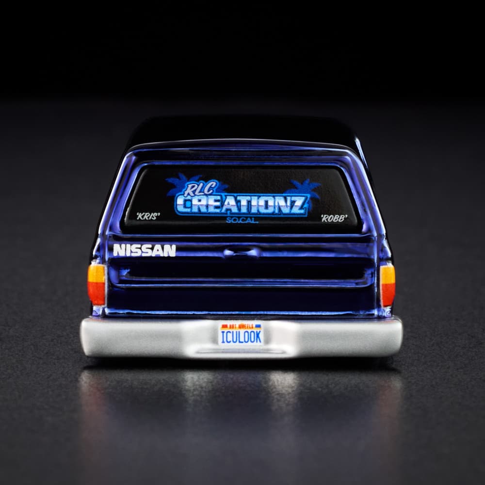 Hot Wheels RLC 1986 Nissan 720 King Cab 1:64 Spectraflame Steel Blue con caja articulada