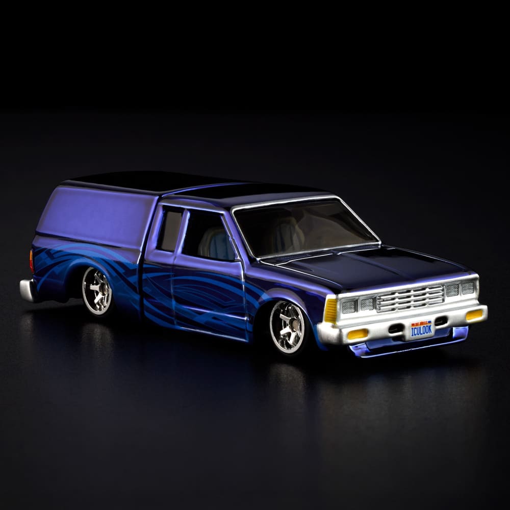 Hot Wheels RLC 1986 Nissan 720 King Cab 1:64 Spectraflame Steel Blue con caja articulada