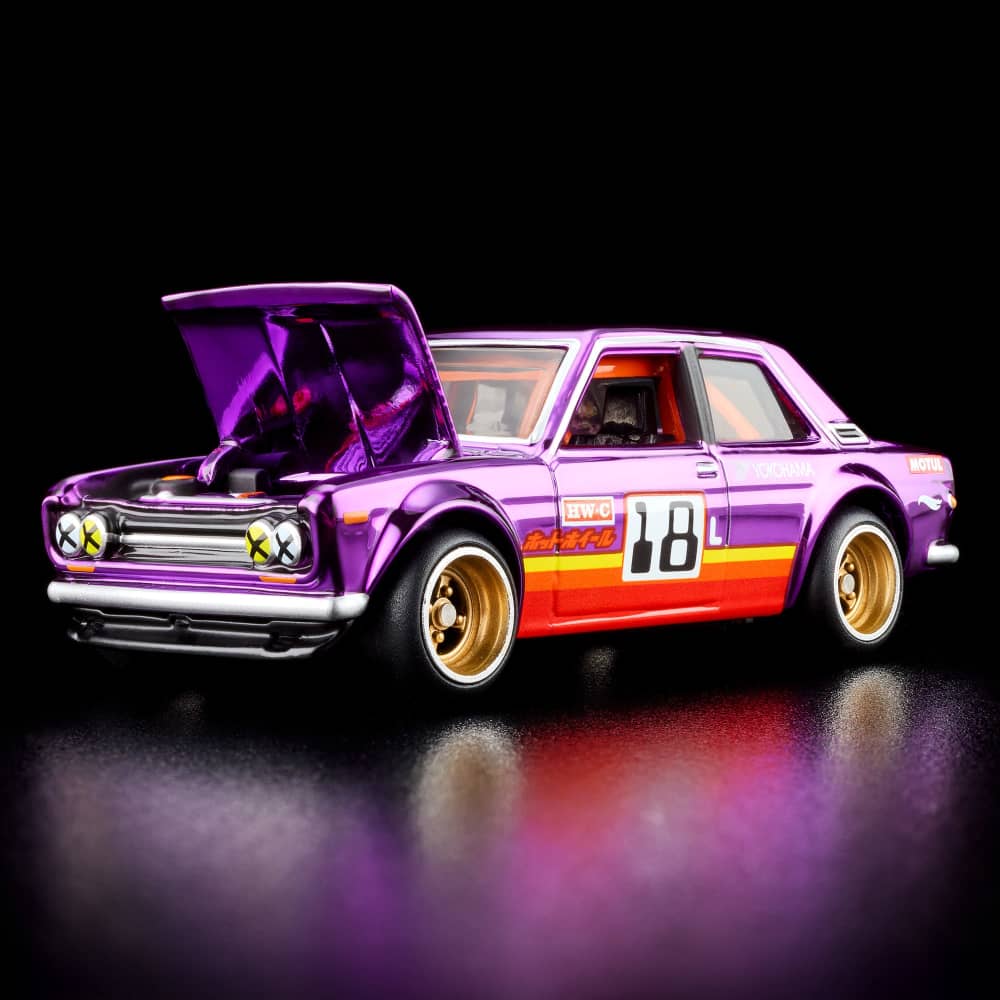 Hot Wheels RLC Datsun 510 1:64 Spectraflame Purple, rines dorados Real Riders y cofre abatible con motor detallado.