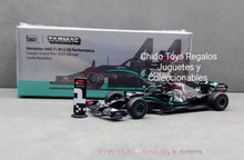 Cargar imagen en el visor de la galería, Auto a escala marca TARMAC WORKS Modelo Mercedes Benz-AMG F1 W11 TUSCAN 2020
