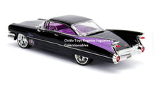 Cargar imagen en el visor de la galería, Auto a escala marca Jada Modelo Cadillac 1959 con figura Cat Woman
