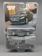 Cargar imagen en el visor de la galería, Auto a escala marca Mini GT BMW 750Li xDrive Black Sapphire
