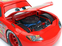 Cargar imagen en el visor de la galería, Auto a escala marca Jada Rayo McQueen con soporte para neumáticos
