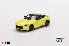 Cargar imagen en el visor de la galería, Auto a escala marca Mini GT, Modelo Nissan Z Proto Spec 2023 Amarillo Ikazuchi
