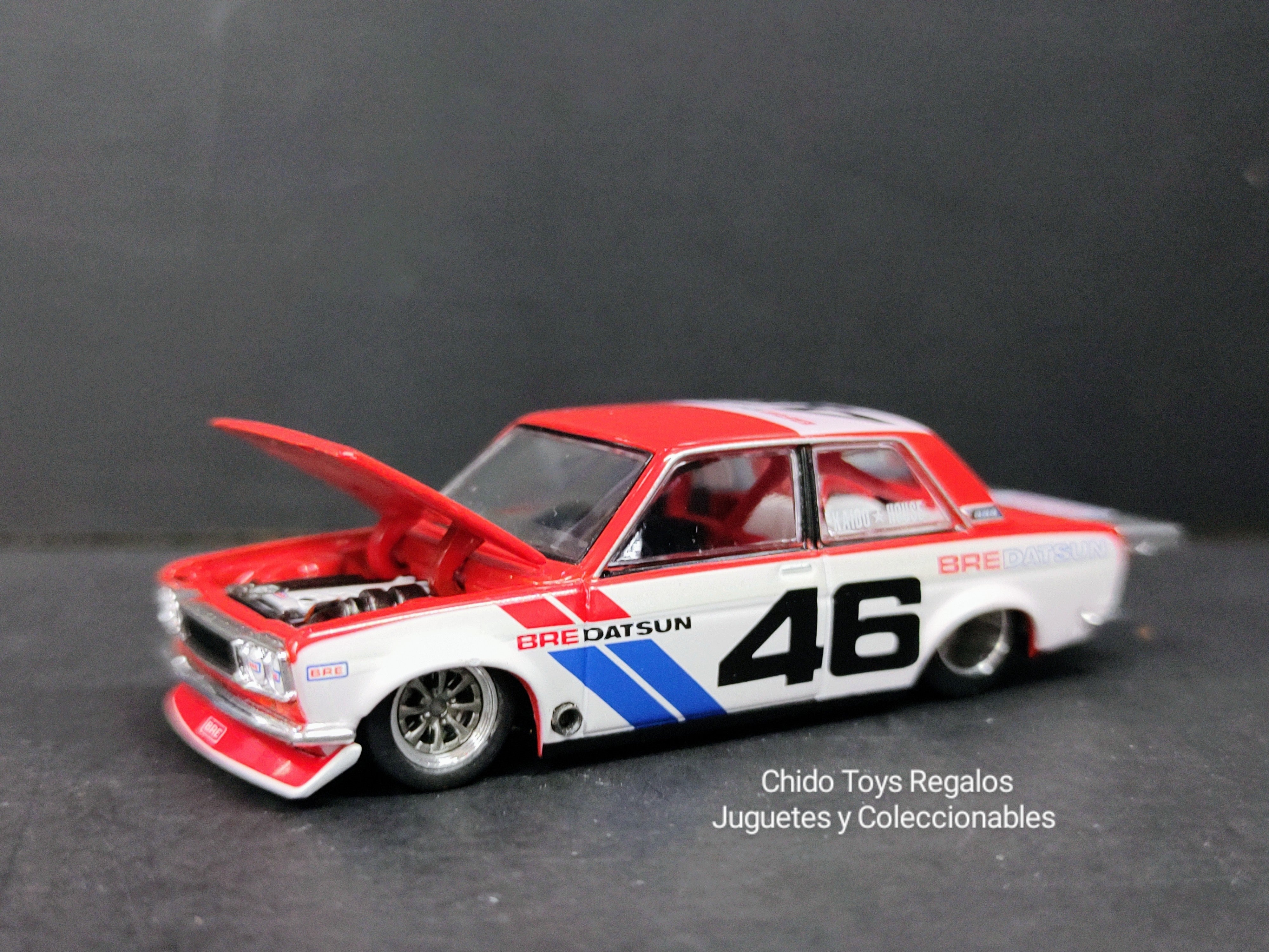 Auto a escala marca Kaido House Mini Gt, modelo Datsun 510 Pro Street V2, edad 14+ - Chido Toys