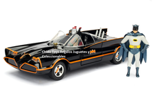 Cargar imagen en el visor de la galería, Auto a escala marca Jada Modelo Classic TV Series Batimovil con figura
