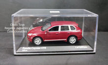 Cargar imagen en el visor de la galería, Auto a escala marca Minichamps, modelo Porsche Cayenne GTS 2007, edad 14+
