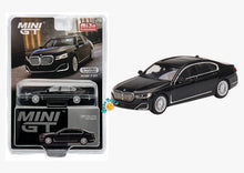 Cargar imagen en el visor de la galería, Auto a escala marca Mini GT BMW 750Li xDrive Black Sapphire
