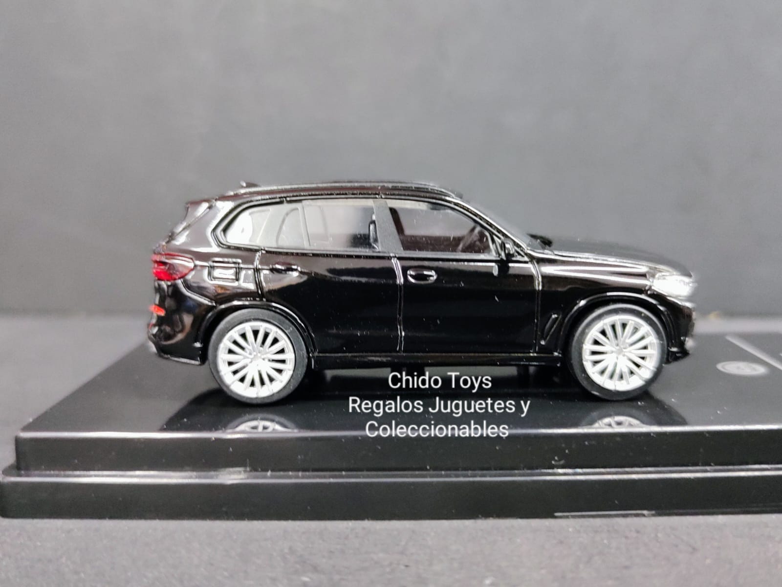Para 64 BMW X5 1:64 negro con base display - Chido Toys