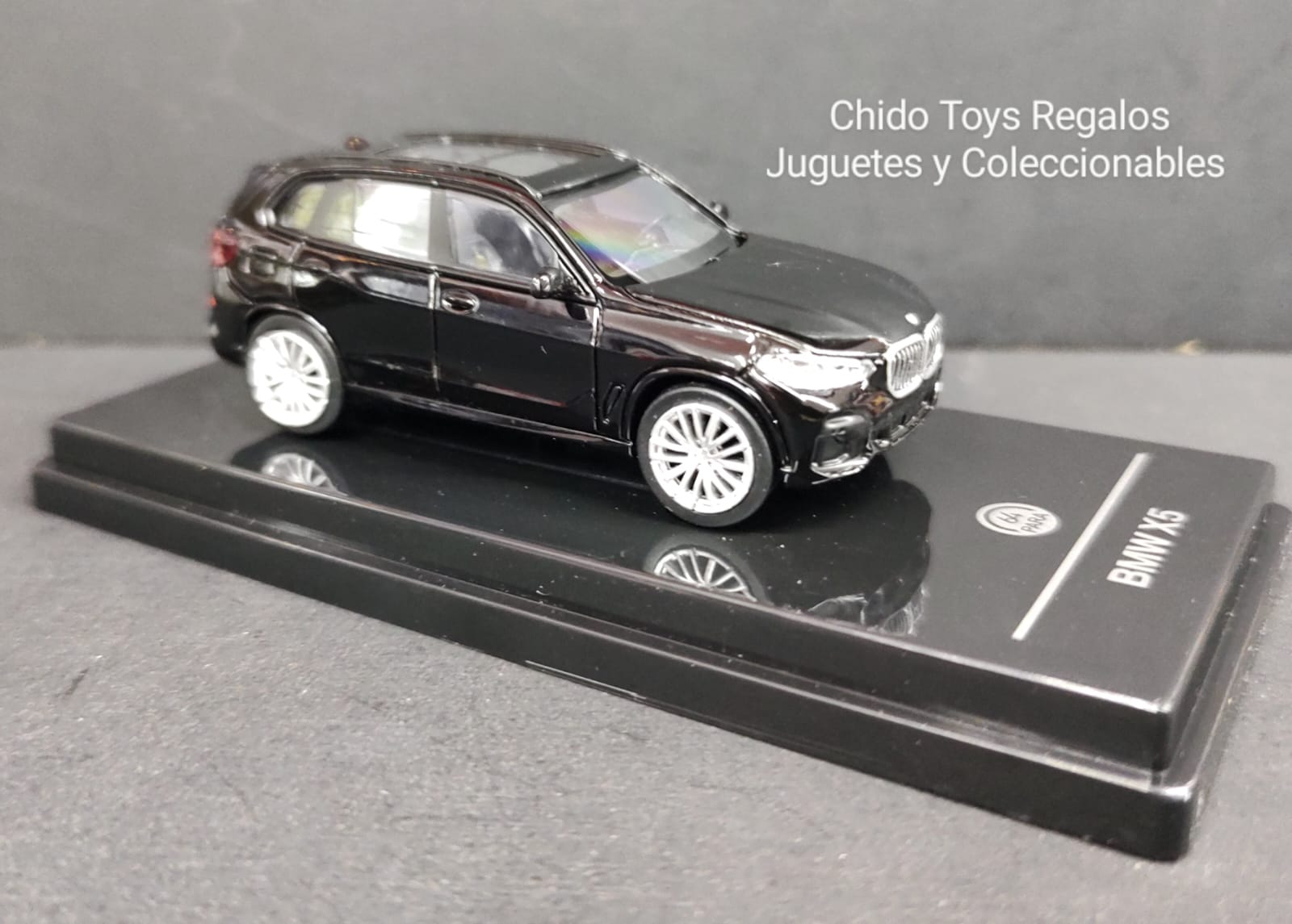Para 64 BMW X5 1:64 negro con base display - Chido Toys