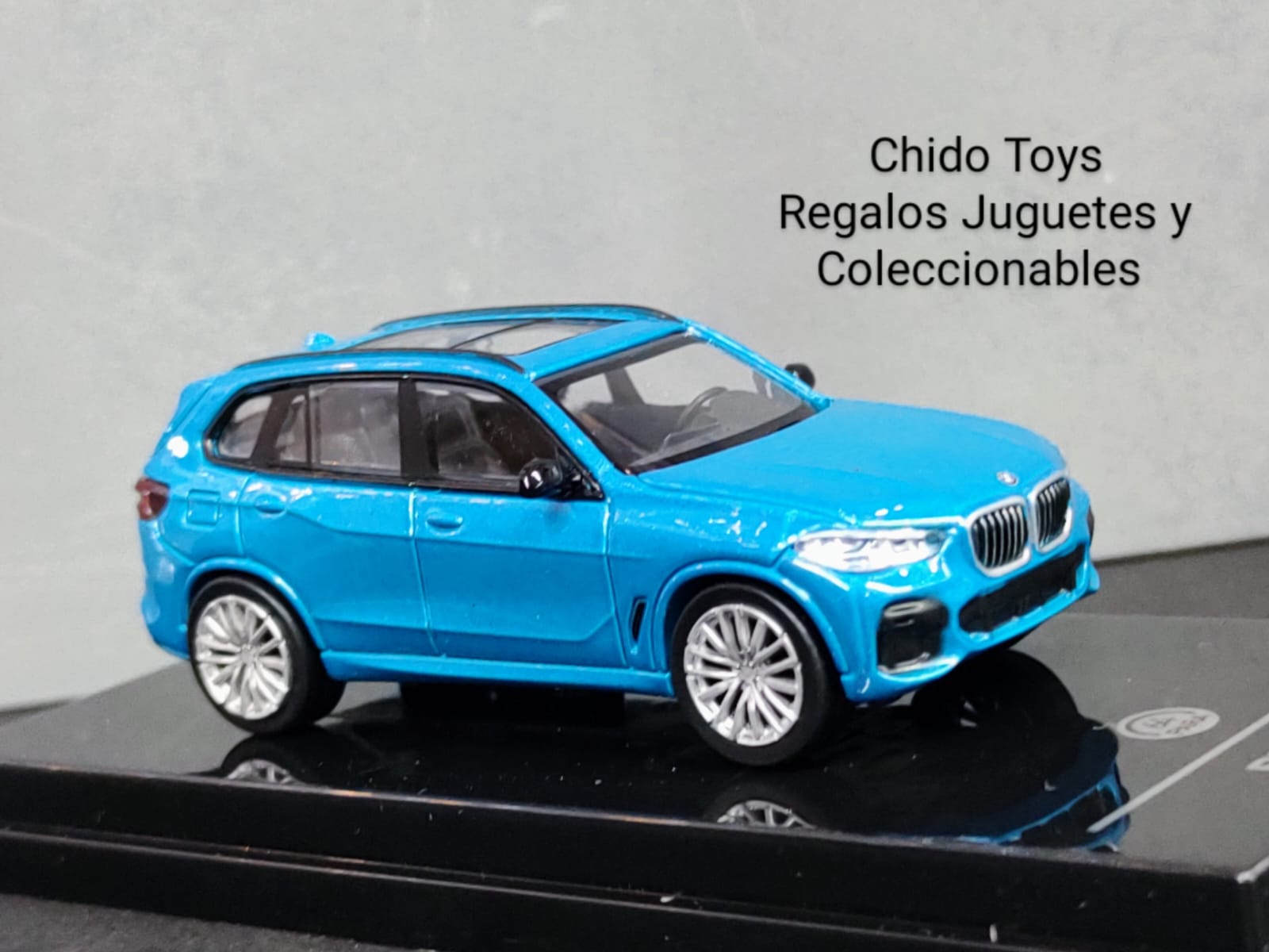 Para 64 BMW X5 G05 2018 1:64 azul Atlantis con base display - Chido Toys