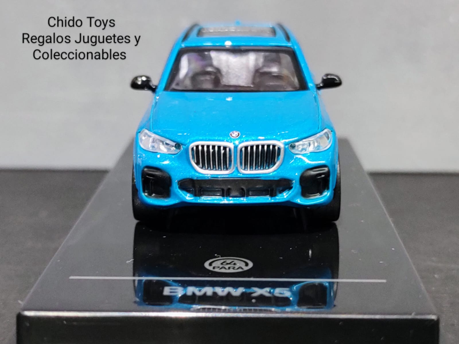 Para 64 BMW X5 G05 2018 1:64 azul Atlantis con base display - Chido Toys