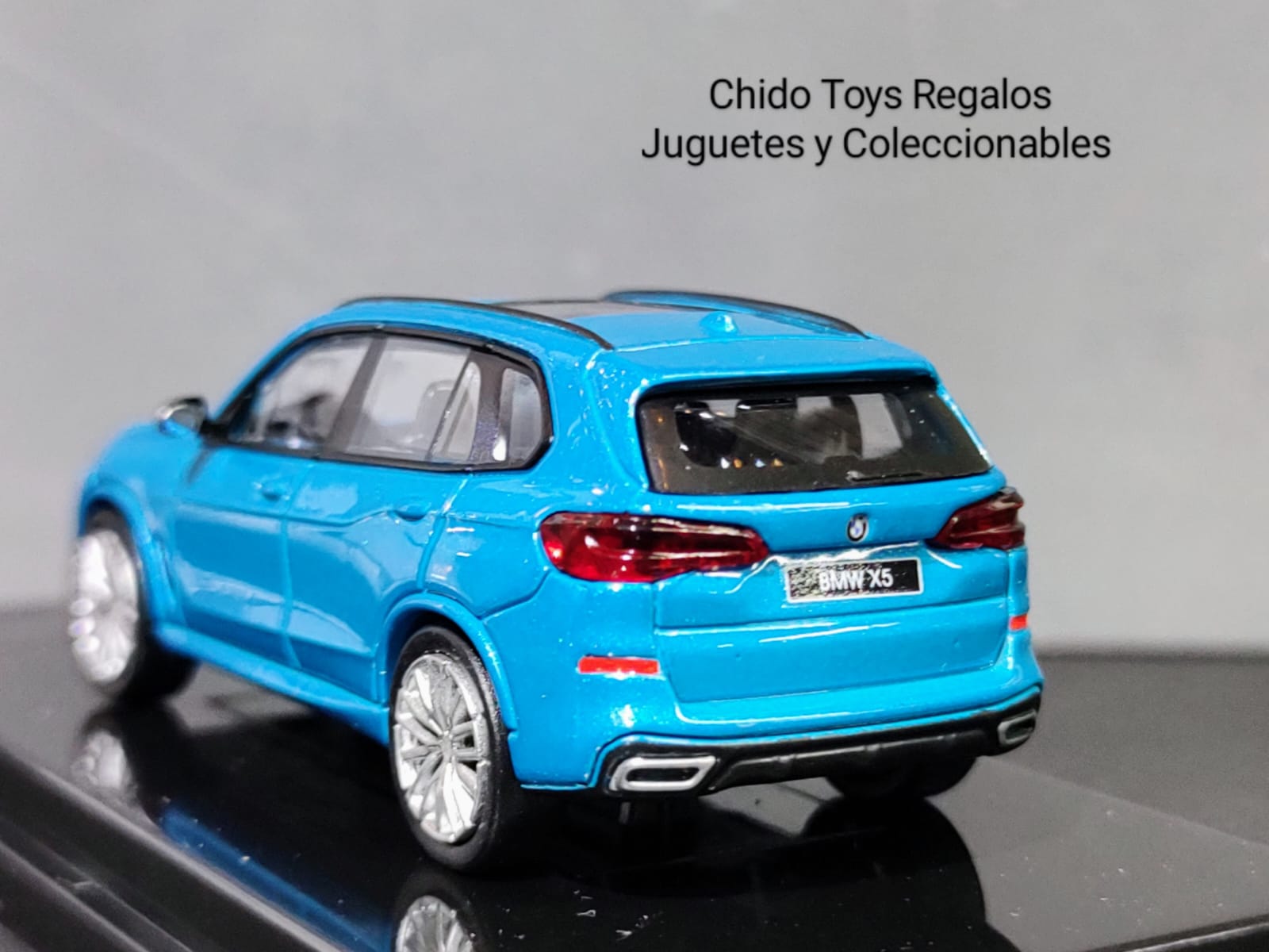Para 64 BMW X5 G05 2018 1:64 azul Atlantis con base display - Chido Toys